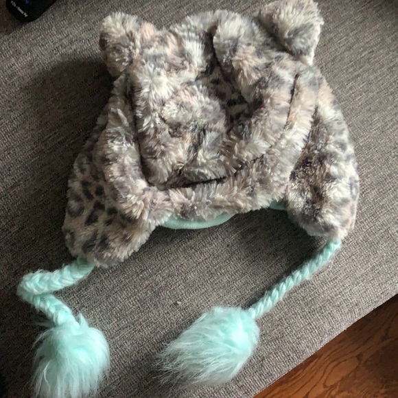 Girls cat snow hat. With letter L - Picture 4 of 4
